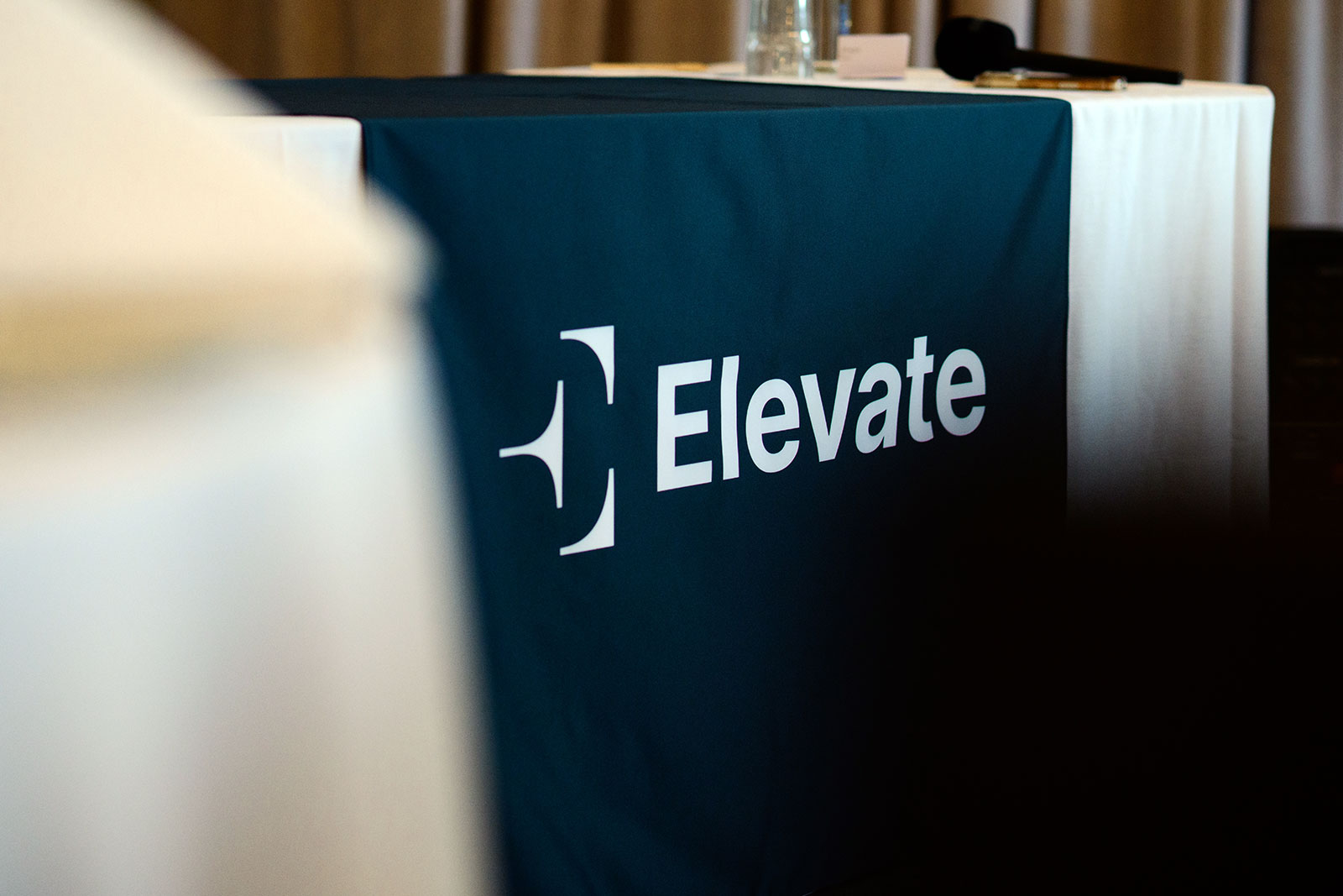 logo-design-printed-on-tablecobver